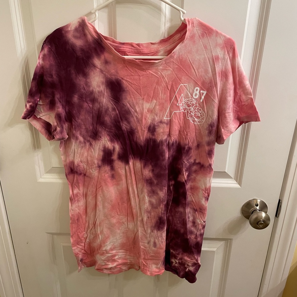 Aeropostale T-shirt with decal on front. Size XL.